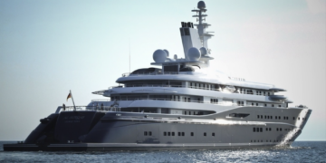 Mega yacht a Capri: è dell’emiro che ha comprato Villa Certosa