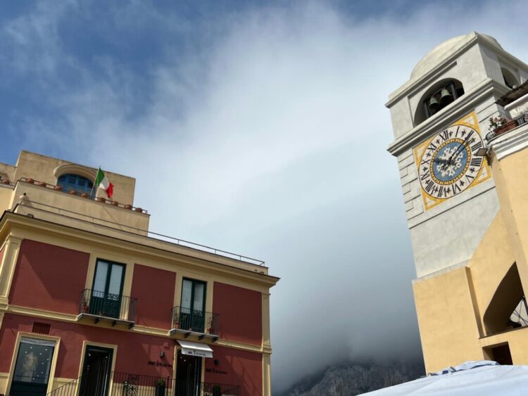 Capri: due Tricolori sventolano in Piazzetta (Photogallery)