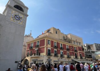Capri: due Tricolori sventolano in Piazzetta (Photogallery)