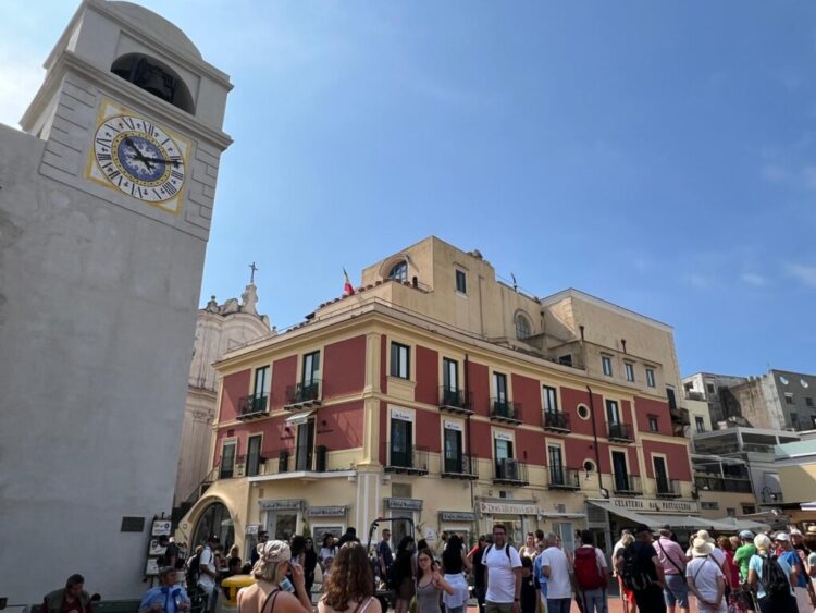 Capri: due Tricolori sventolano in Piazzetta (Photogallery)