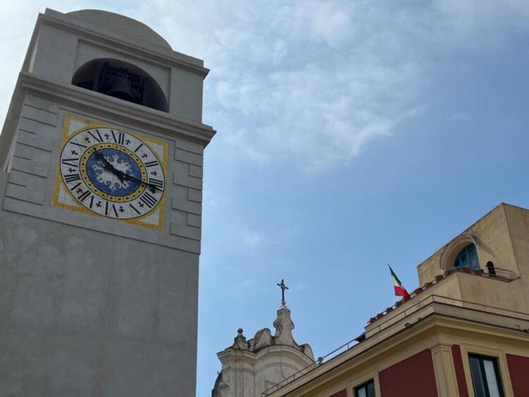 Capri: due Tricolori sventolano in Piazzetta (Photogallery)