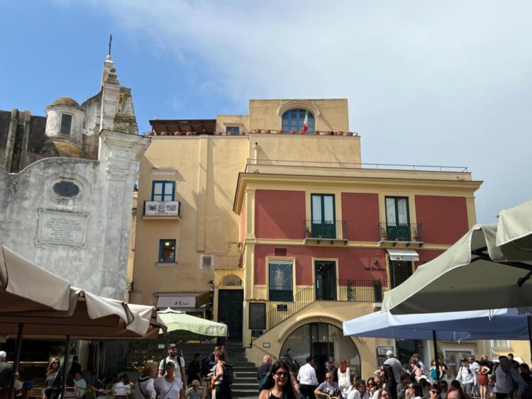 Capri: due Tricolori sventolano in Piazzetta (Photogallery)