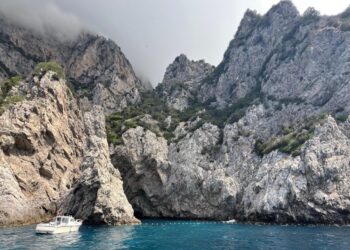 Capri, pericolo crolli: Grotta Verde off limits per bagni e barche