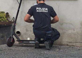 Stop a bici e monopattini a Capri: multa in piazzetta