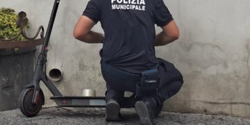 Stop a bici e monopattini a Capri: multa in piazzetta