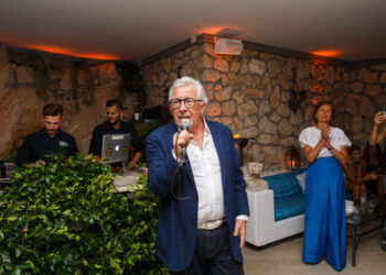 E’ il compleanno di Peppino di Capri, la sua villa illuminata a festa