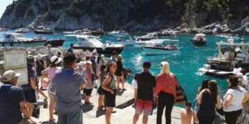 Capri, solo “accosti” legali per lo Scoglio delle Sirene