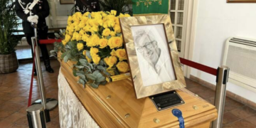 Peppino di Capri, commozione ai funerali: il feretro esce accolto da applausi sulle note de «Il sognatore» (Photogallery)