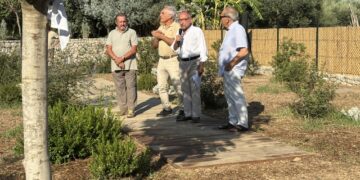 “L’Oro di Capri” recupera un’area di Pino dei Monaci e dedica tre alberi alle figure simbolo della comunità di Anacapri