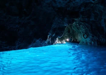 Grotta Azzurra di Capri, viaggio nella meraviglia: dove il mare diventa luce