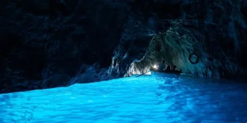 Grotta Azzurra di Capri, viaggio nella meraviglia: dove il mare diventa luce