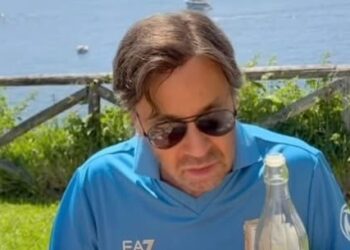 Al Di Meola a Capri con la maglia azzurra: «Forza Napoli»