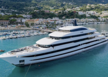 Ha ormeggiato a Capri, Pure, il super yacht di lusso di Thomas Leclercq, ereditiere di Decathlon
