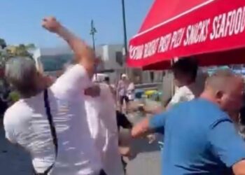 Video choc a Capri che riprende una lite tra turisti e commercianti