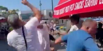 Video choc a Capri che riprende una lite tra turisti e commercianti