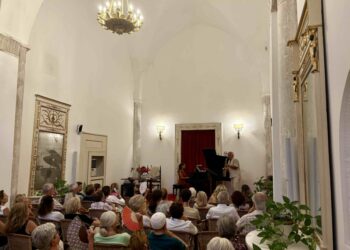 Pubblico delle grandi occasioni al Centro Caprense per  Zurzolo e Tancredi seguito dal vernissage “Stratigrafie della Memoria”