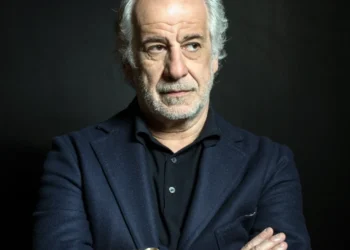 Premio Faraglioni Capri International 2026: premio a Toni Servillo. Il Maestro dedicherà al pubblico un suo intervento teatrale. Omaggi artistici di Simona Molinari ed Ebbanesis
