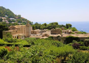 Certosa di San Giacomo: Costruita nel ‘300 e affacciata sui Faraglioni: è l’edificio storico tra i più antichi dell’isola di Capri