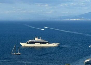 Four Season I, quasi una reggia galleggiante: ha navigato oggi nel mare azzurro di Capri