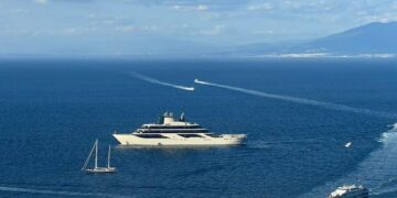 Four Season I, quasi una reggia galleggiante: ha navigato oggi nel mare azzurro di Capri