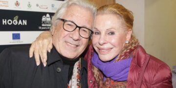 PARADISE, RAI2 CHIUDE DA ISCHIA NEL MITO DI PAOLI E LA VANONI. Lola Ponce, Lina Sastri, Numa e Phil Palmer protagonisti della 20esima puntata dello show di Pascal Vicedomini