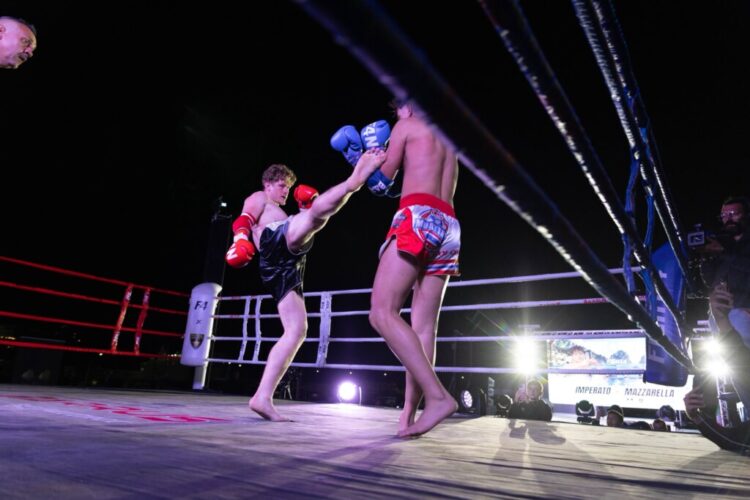 Fight in Capri: grande boxe con Italia–Ungheria finita in parità e folto pubblico per Muay Thai e K-1 Rules al Molo Pennello di Capri.