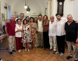 Grande successo a Capri per l’apertura della mostra “Volti e immagini di un’isola”: tra arte, teatro e valorizzazione del talento locale (Gallery)