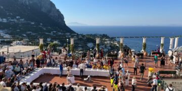 Trenta scacchisti in piazzetta a Capri per la gara in simultanea con il campione mondiale Veselin Topalov