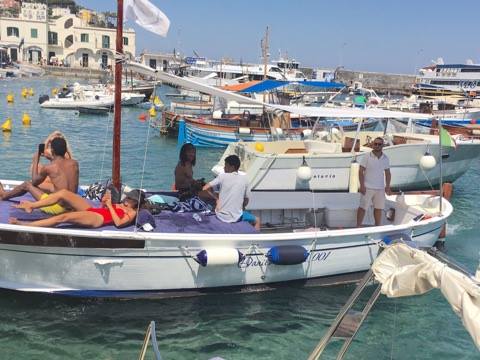 Sole, relax e selfie capresi per Edgar Davids