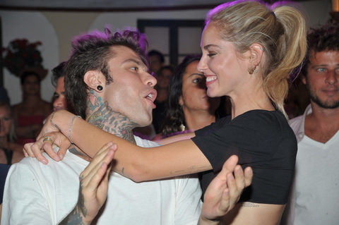 Tutti pazzi per Fedez e Chiara Ferragni, tour notturno tra il ristorante Aurora e la Taverna Anema e Core