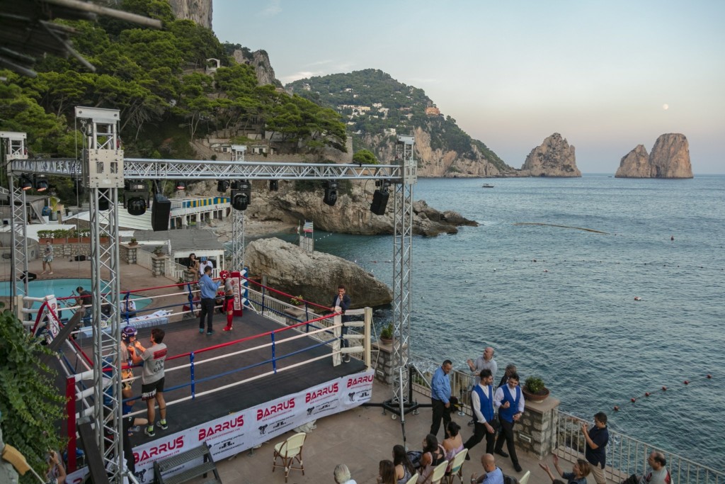 Si è chiusa alla Canzone del Mare con lo splendido scenario dei Faraglioni la terza edizione di Fight in Capri