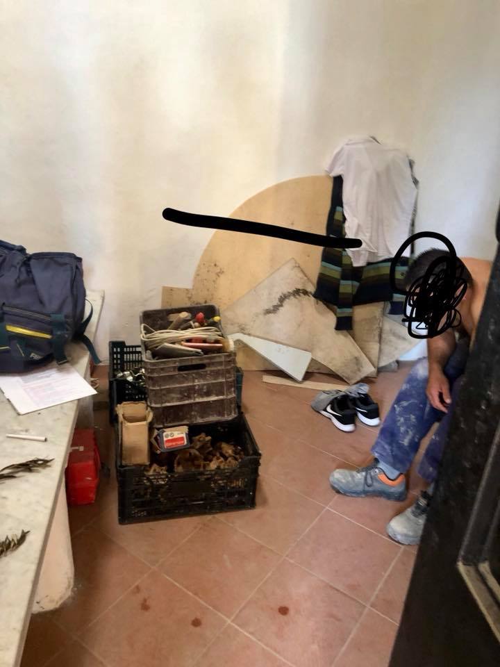 L’oltraggio al Pantheon che fa infuriare i capresi. Nel cimitero «acattolico» cappella diventa deposito per lavori in corso