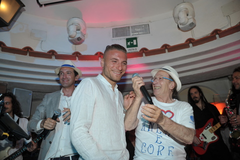 Immobile fa il “soldato ‘nnamurato” nelle vacanze capresi