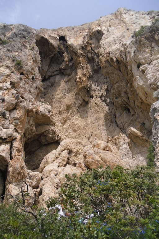 Prosegue la bonifica dei sentieri dell’Arco Naturale. Gli ambientalisti intervengono alle Grotte del Fieno.