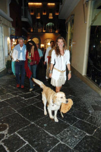 Fiona Swarovski con il suo cane. Capri 2009 Capripress