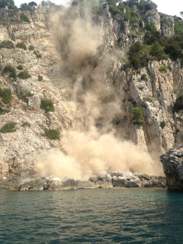 Dopo la frana di settembre, interdetto il tratto di costa dalla Grotta della Forca allo scoglio di Unghia Marina, sul versante di Marina Piccola.
