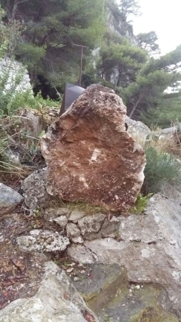 Paura a Capri nella notte: cadono massi dal costone, sgomberate abitazioni