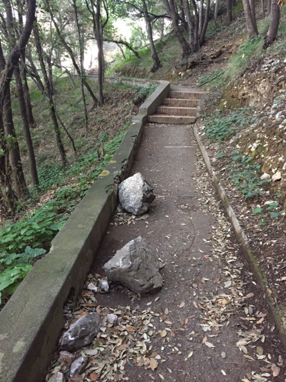 Pizzolungo, pioggia di sassi dal costone sul sentiero