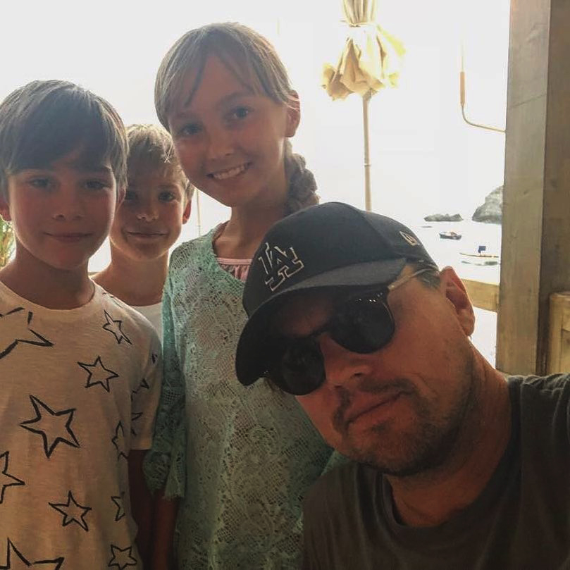 DiCaprio in posa coi piccoli fan a Capri