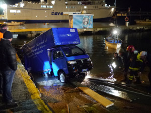 Furgoncino scivolato in mare nel porto di Marina Grande. Capri 2015 Capripress