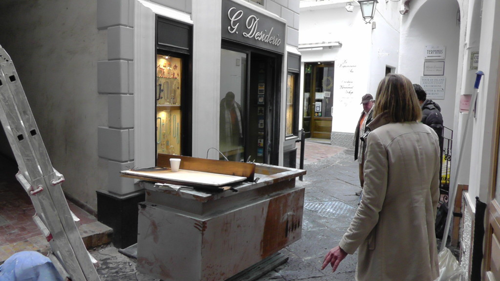 Vasto incendio nella gioielleria Desiderio in via Le Botteghe