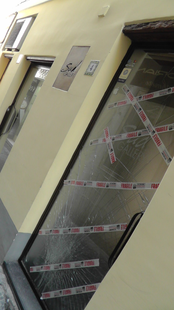 Vandali a Capri, vetrine in frantumi: la rivolta degli abitanti del centro