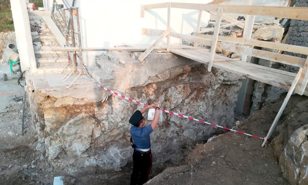 Sigilli vicino alla Grotta Azzurra. Sbancamento e taglio di 45 alberi di ulivo, sei denunciati