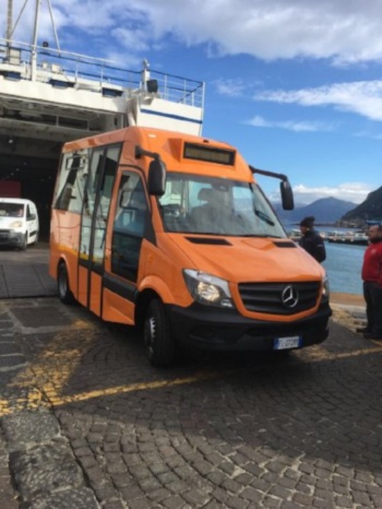 Un bus Mercedes di ultima generazione, adattato alle caratteristiche delle strade di Capri, è sbarcato sull’isola per essere destinato al trasporto pubblico