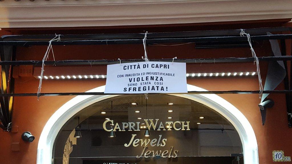 Sfregiata la tenda di Capri Watch in via Camerelle