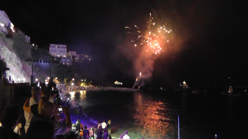 Dj set sul mare e concerti vip per la lunga notte della festa, la spiaggia di Marina Grande trasformata in discoteca fino all’ alba