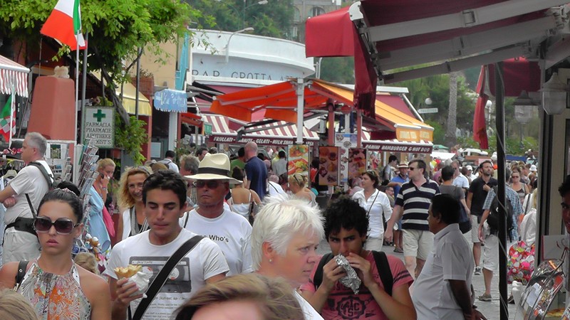 Capri, la sfida del sindaco «Non assillate i turisti» Una nuova ordinanza anti-petulanza del primo cittadino,rispetto al passato previste multe salate: si parte da 300 euro