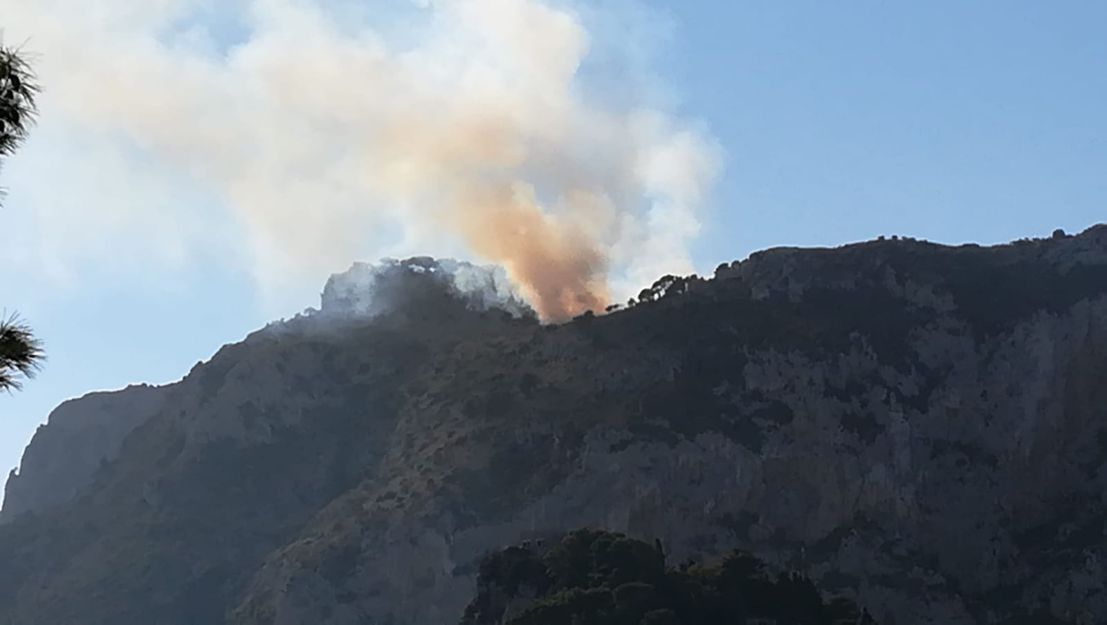 Capri, vasto rogo sul monte Solaro: in volo gli elicotteri antincendio. Fiamme domate dopo quattro ore
