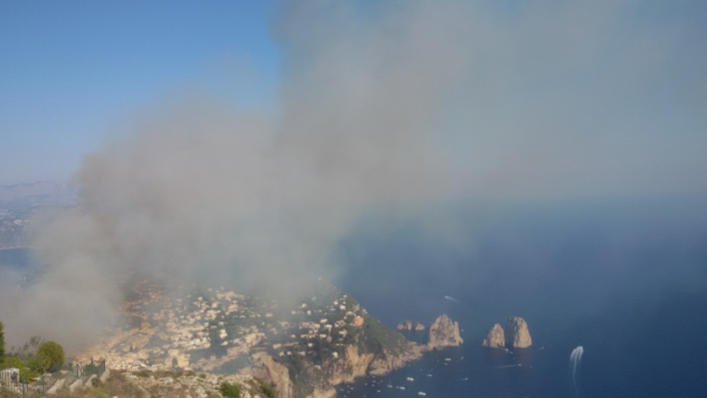 Capri, una domenica di fiamme sul Solaro: fumo fino ai Faraglioni