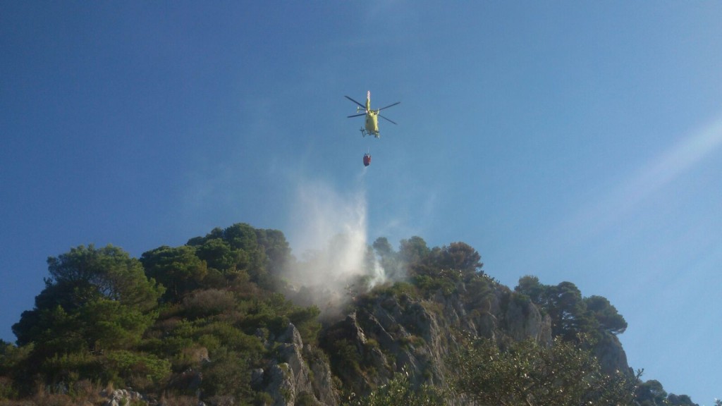 Capri, incendio dura per ore e flagella le coste del versante di Pizzolungo e Tuoro.